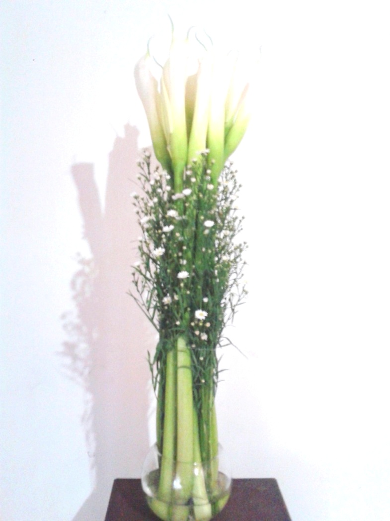Arreglo floral con calas - CRBYE Magazine